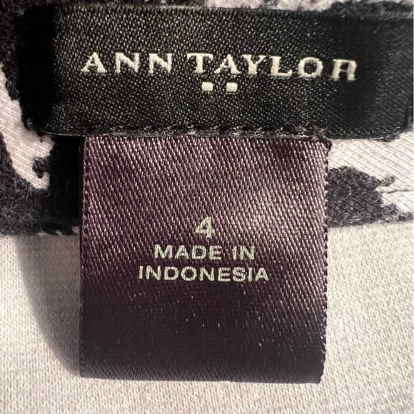 Ann Taylor brand pencil straight skirt size 4. - Picture 2 of 4